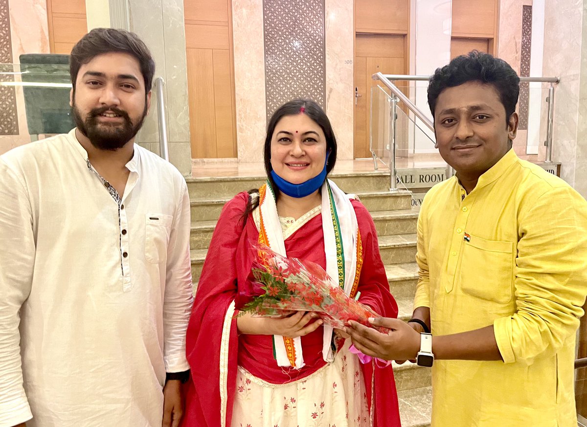 GulzebAhmed's tweet photo. अपने तीखे सवालों और सटीक जवाबों से विरोधियों को लाजवाब कर देने वाली कांग्रेस की तेज़तर्रार प्रवक्ता बड़ी बहन रागिनी नायक जी के छत्तीसगढ़ आगमन पर युवा कांग्रेस के साथियों के साथ उनसे मुलाक़ात की.।

रागिनी दीदी ज़िंदाबाद

@NayakRagini @INCIndia https://t.co/JWHbnAh2Ax