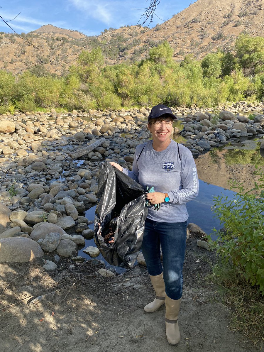 Less glamorous side of teaching - leaf collection for leaf bag drop, 6-8 weeks ahead of actual lab 😜Not so easy in drought stricken CA. #WATERS2021 <a href="/StroudCenter/">Stroud Water Research Center</a>  Not too many deciduous trees in this area . #LinwoodLeads