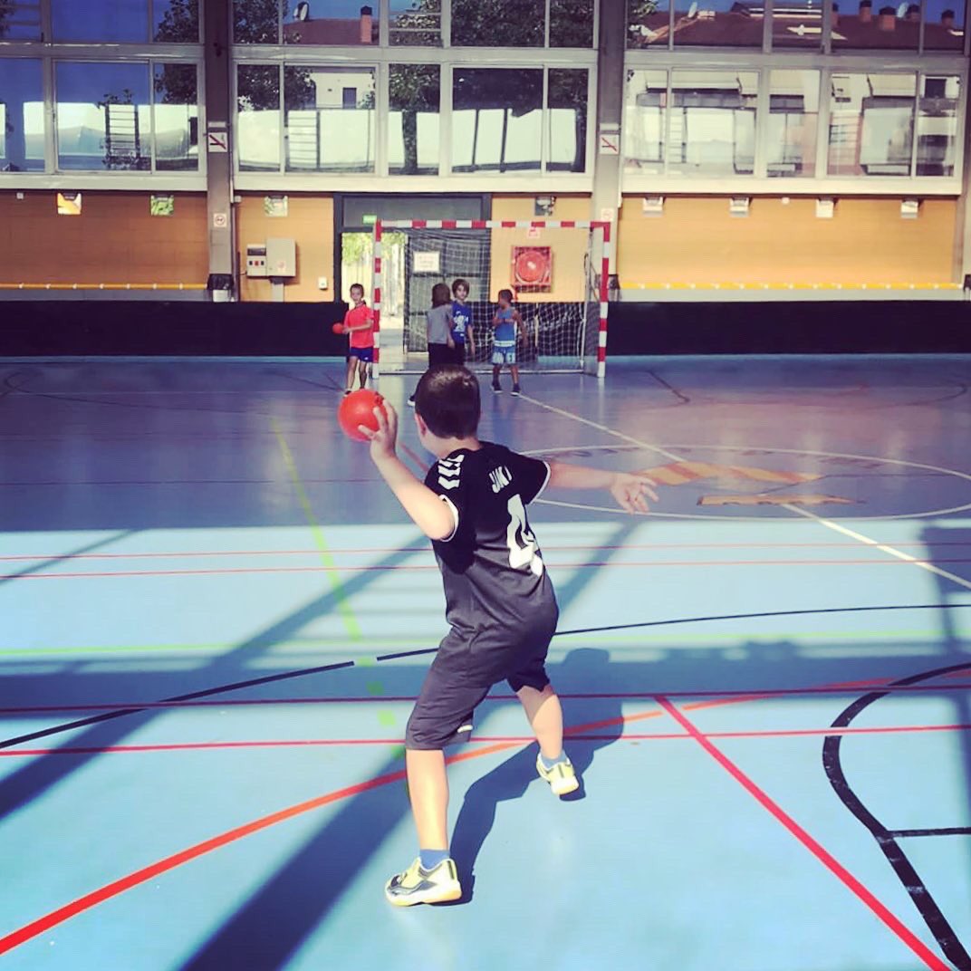 CHCardedeu's tweet photo. I seguim amb la segona setmana del Joc Habdbol!!! Nenes i nens gaudint de l’esport i l’handbol, què més es pot demanar? 🤩🤩🤩 #BatecBlanciRoig #CHCardedeu #HoVivim #HoSentim https://t.co/I6AfvT5TcI