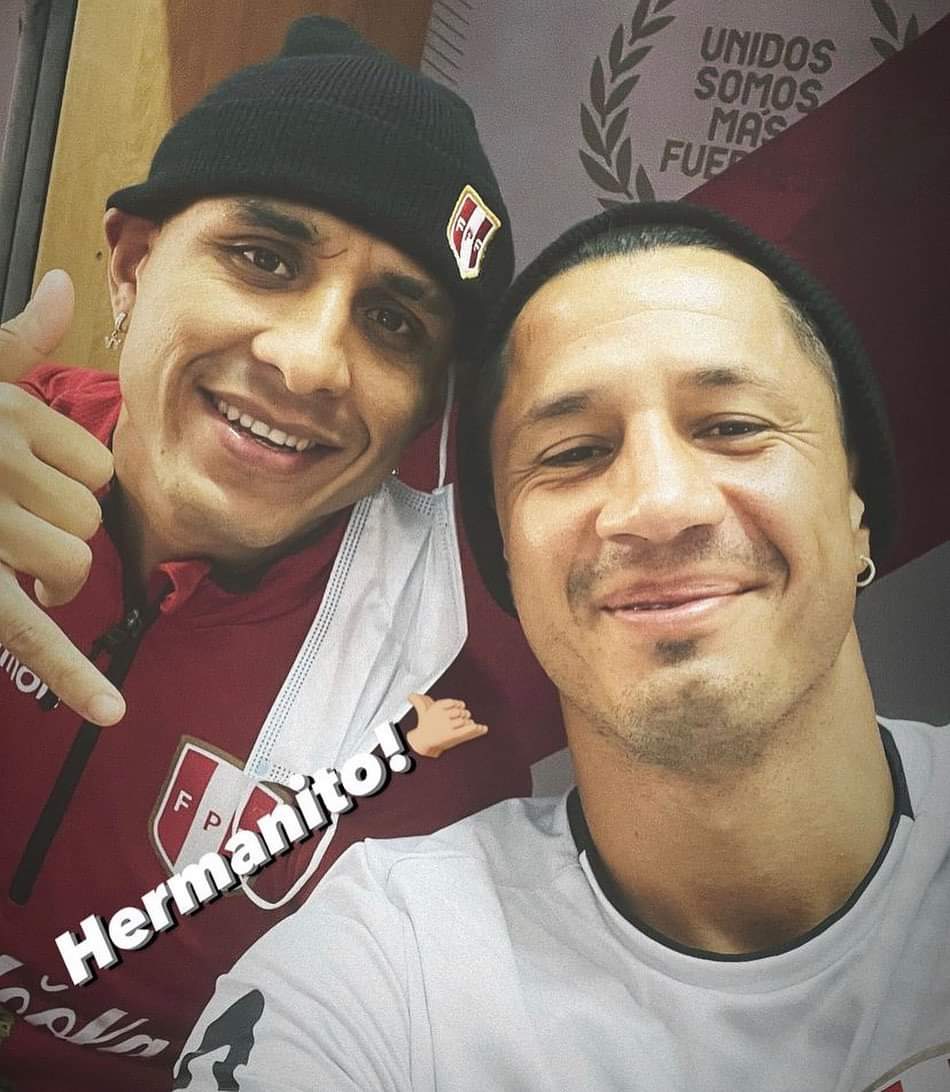 tocaypasaperu's tweet photo. 🌟¡CARAS DE FELICIDAD!🌟
Gianluca #Lapdula 🇵🇪 amaneció feliz y así lo hizo notar en un selfie que se tomó junto a Yoshimar #Yotun, en el entrenamiento de esta mañana. https://t.co/IZDrCfKiHV