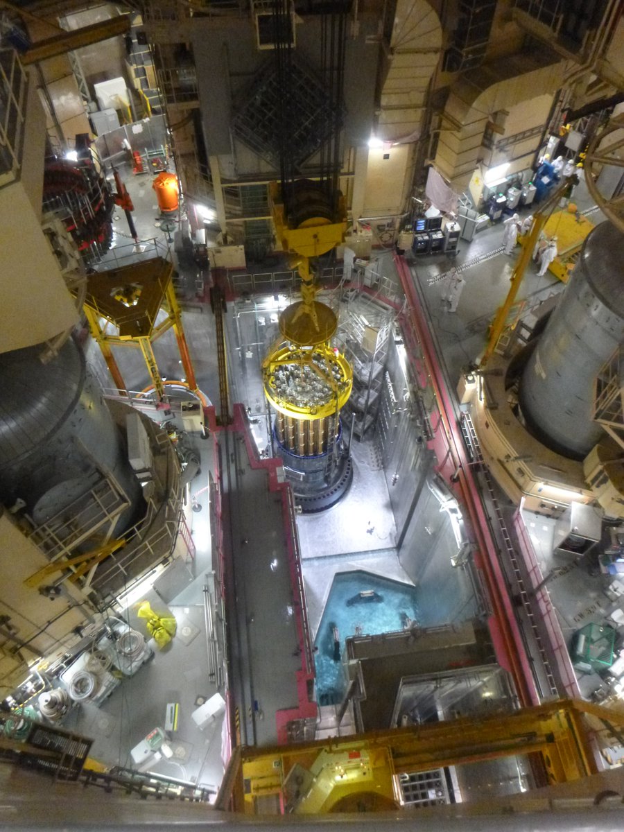 Alle redenen terzijde, we stonden met 3 man naar de ontlading van de kern D3 te kijken toen iemand ons eraan herinnerde dat het de voorlaatste keer was.

We werden er zowaar emotioneel van.
Zo'n installatie, techniek, en zoveel werkuren dat wordt weggesmeten.

Oprecht zonde.