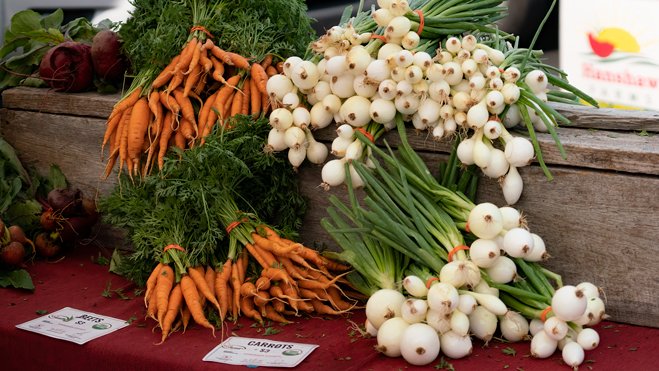 TheTastePhotog1's tweet image. Love going to the Farmers Market... so much to see, so much to buy, so much to savor!  #FarmersMarket #CarrotsAndOnions #EatFirstWithYourEyes #Deliciousness #FoodPhotography #FoodPhotographer #TheTastePhotography #KentuckyFoodPhotographer