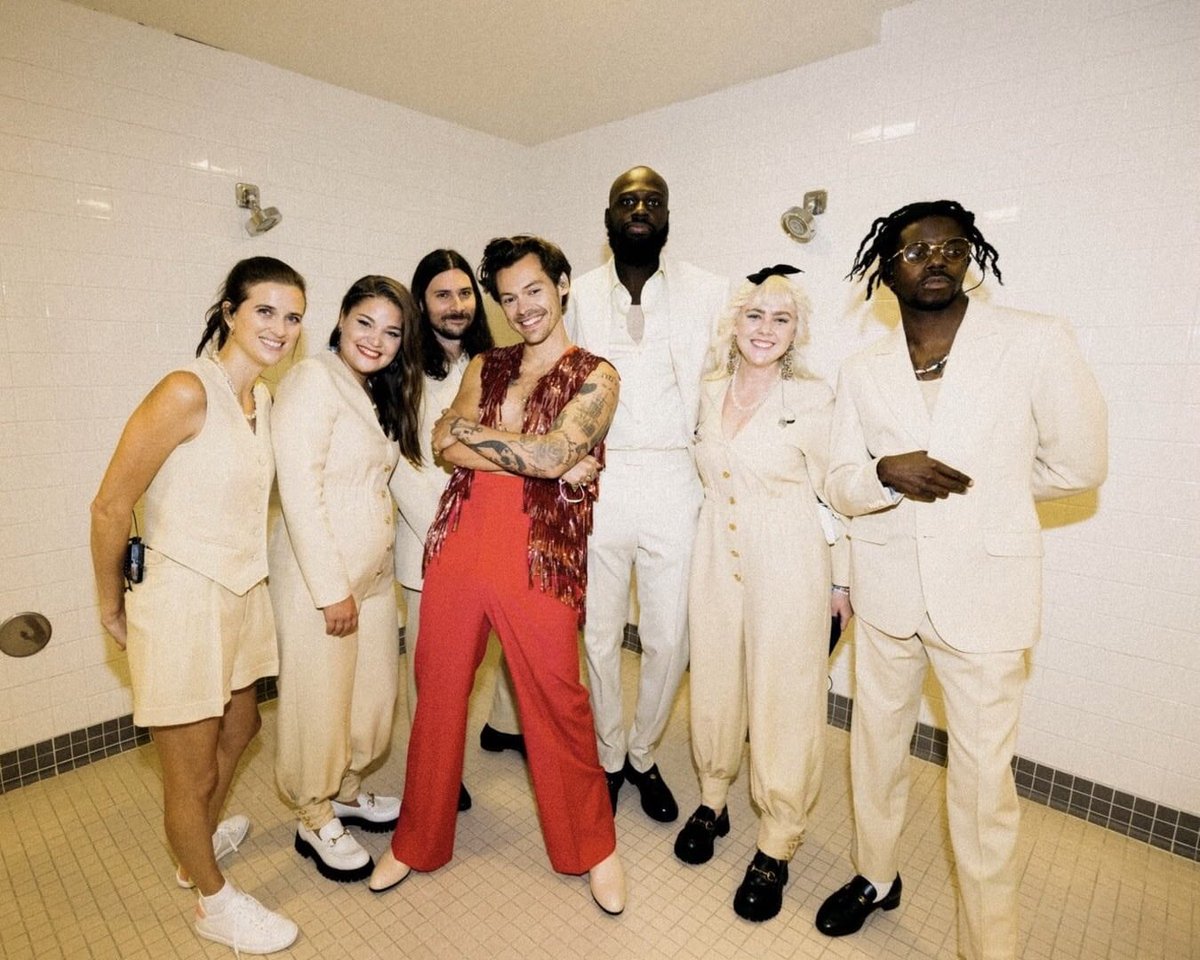 hsdaily's tweet photo. Harry and the Love On Tour band backstage in Las Vegas.

📸 Anthony Pham (via Elle Mexico) https://t.co/HlJu7gWUq9