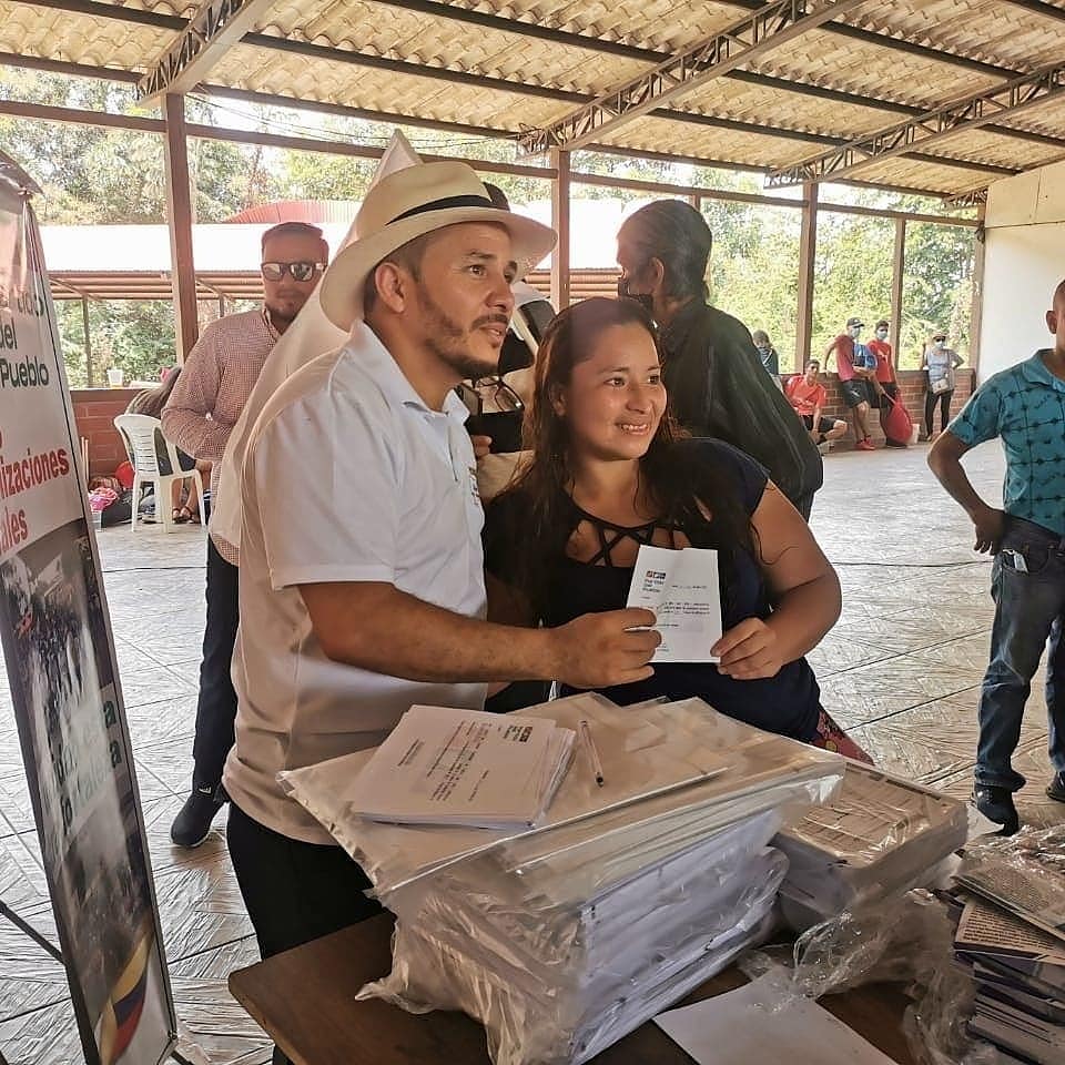 PartidoPuebloEc's tweet photo. Los barrios y comunidades realizaron la entrega de sus firmas en el evento de cierre de la Primera Etapa de Afiliaciones del #PartidoDelPueblo 

🇪🇨✊ https://t.co/j0fsw9xFj7