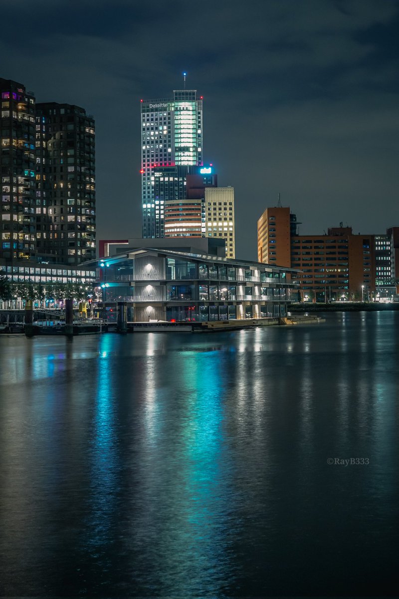 RayB333's tweet image. Floating Office Rotterdam. Klimaatbestendig (zelfvoorzienend) drijvend kantoorgebouw in de Rijnhaven.
#FloatingOfficeRotterdam #FOR #Rotterdam #rijnhavenpark #circulairbouwen #energieneutraal #duurzaam #streetphotography #cityscape #architecture #NightPhotography