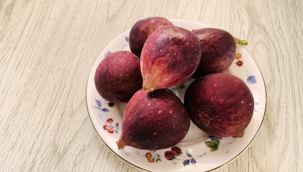 Ebipira V Twitter 私の場合 イチジクの皮をむく時に 手がすごくかゆい となり 使い捨て手袋のお世話になっていたけど 湯むきの要領で 実を短時間熱湯に 浸してから皮をむくことで解決したかも イチジク表面の酵素が失活するせいかな