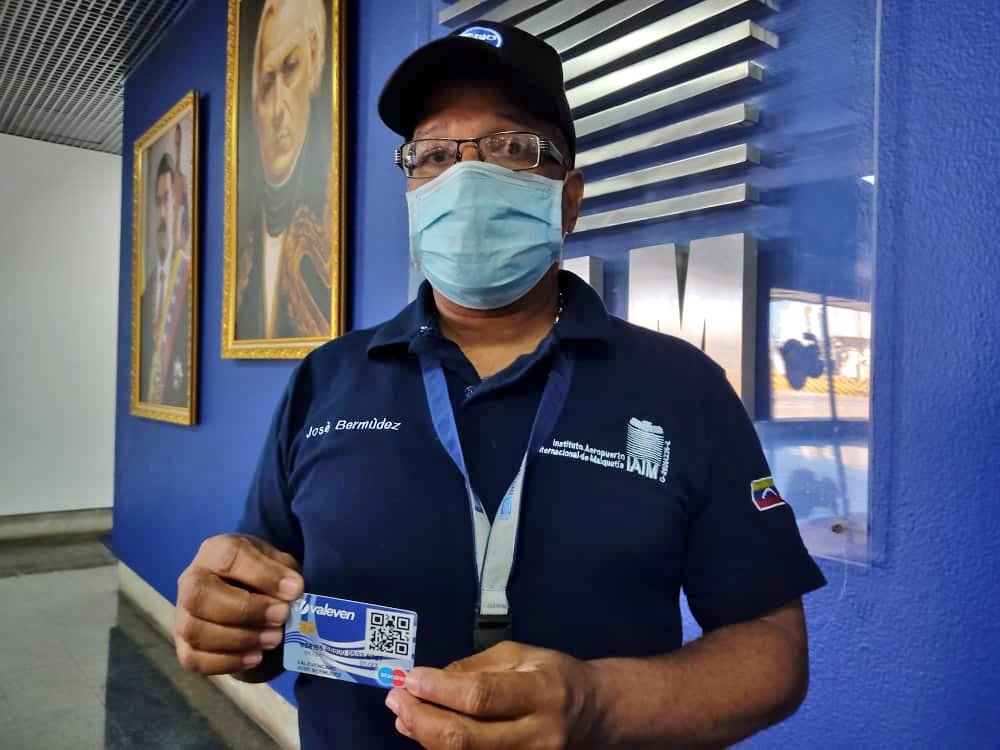 IAIM_VE's tweet photo. #GestiónIAIM || El IAIM, a través de la Oficina de Gestión Humana, busca garantizar el bienestar social implementado por la Revolución Bolivariana mediante jornada especial de entrega de tarjetas #Valeven con el propósito de facilitar el acceso a los pagos complementarios. https://t.co/4lWdhtHZ36
