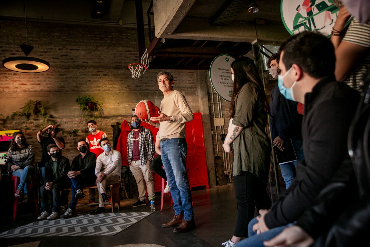 VamosConVos_'s tweet photo. Nos reunimos con militantes, candidatas y candidatos de nuestro frente #VamosConVos, intercambiamos ideas y propuestas. 
Necesitamos crear políticas públicas destinadas a los jóvenes, es fundamental escucharlos y conocer sus inquietudes y necesidades.  Este camino es con ellos. https://t.co/ELCCUWQYVw