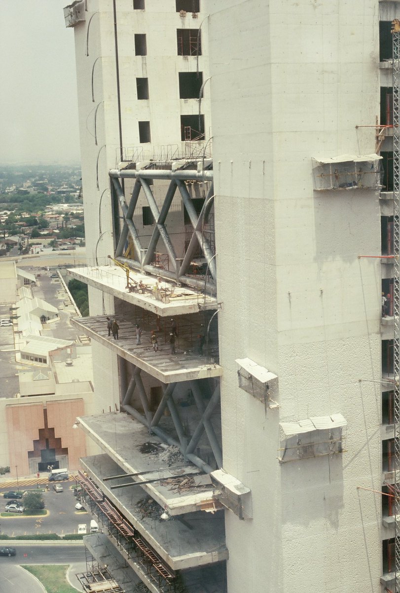landa_arqs's tweet photo. Torre Avalanz, antes Dataflux. Proceso constructivo y maqueta. Fotos de la maqueta por The Raws.

#cimentacion #torreavalanz #torredataflux #mty #mtycity #agustinlandavertiz #laestructuraestodo #estructuraprotagonista #procesoconstructivo #Columnas #edificiocolgado #maquetas https://t.co/S0XCW5mPCv