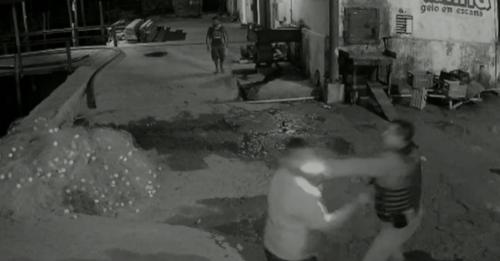 imirante's tweet photo. VÍDEO: policiais militares agridem homem durante abordagem em Tutóia https://t.co/NTfJKZB2MO #imirante #agressao #crime #Tutoia #Maranhao
Foto: Reprodução https://t.co/Uc0taPFAgn