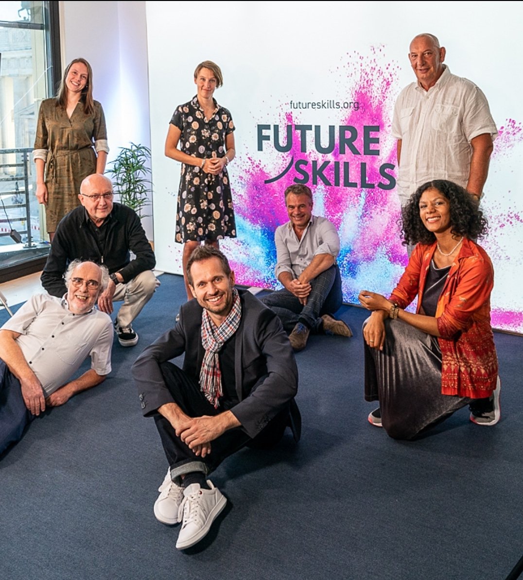 "Future Skills sind die Währung des 21. Jahrhunderts" (Bildungsdirektor <a href="/OECD/">OECD ➡️ Better Policies for Better Lives</a> Andreas Schleicher). Er ist Vorwortautor des neuerschienenen Buches Future Skills. Mit über 69 Co-Creators sind Zukunftskompetenzen nun erlernbar. Ab jetzt im Buchhandel oder auf futureskills.org