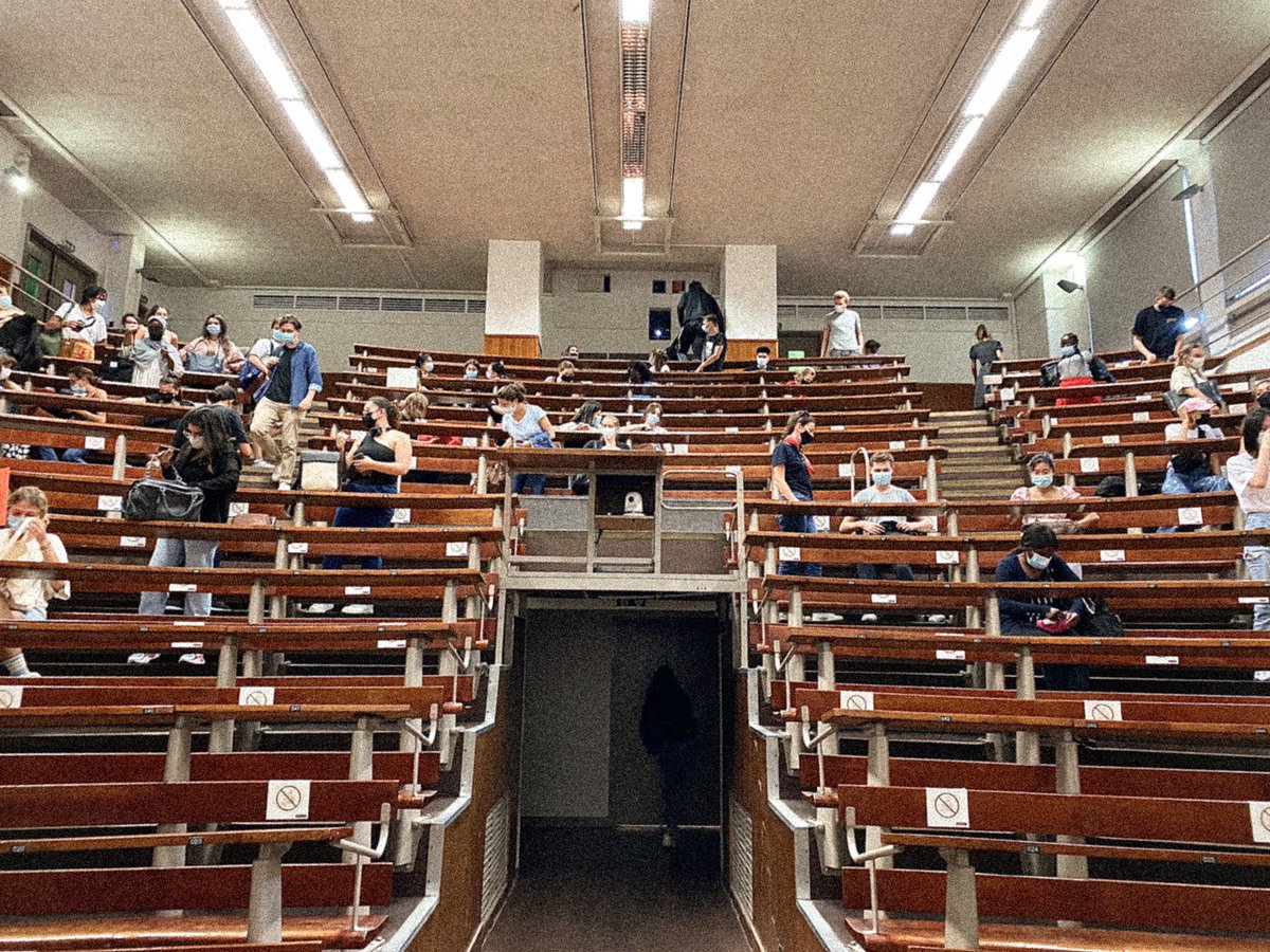 Premier cours en amphi en présentiel depuis 18 mois.
Ça fait vraiment plaisir de retrouver les étudiants de licence « en vrai »