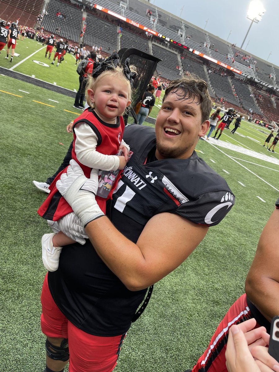 lexieeeannn's tweet photo. we LOVE game days 🖤🏈❤️ @GoBearcatsFB https://t.co/CjLmSjb26l
