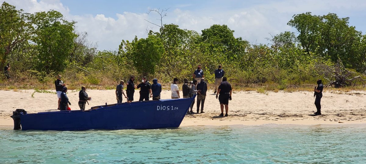 USBPDepChiefRMY's tweet photo. Ramey Sector #USBP agents seized 256.5 kgs of cocaine and arrested 5 subjects last night in Carolina, PR!!

TODAY: Agents are currently responding to Maritime Smuggling Events in Cabo Rojo, and Desecheo Island!

#RmyBPoperations #CBIG @CBPCaribbean https://t.co/o0SY74jsAF