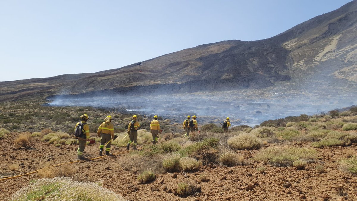 Cahora's tweet photo. 🔥🔥 Estabilizado un incendio en el Parque Nacional del Teide que ha calcinado más de tres hectáreas #IFTeide #Tenerife https://t.co/yrRWc9YLXm https://t.co/cYiQu9RkrK