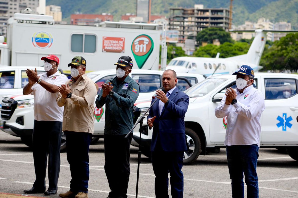 Seguimos fortaleciendo el sistema de prevención integral para la vida y La Paz por  instrucciones de nuestro Pdte. <a href="/NicolasMaduro/">Nicolás Maduro</a>, desde la Base Aérea Francisco de Miranda, hicimos entrega de 12 camionetas doble cabina y 11 ambulancias totalmente equipadas a 9 sedes del VEN-911.