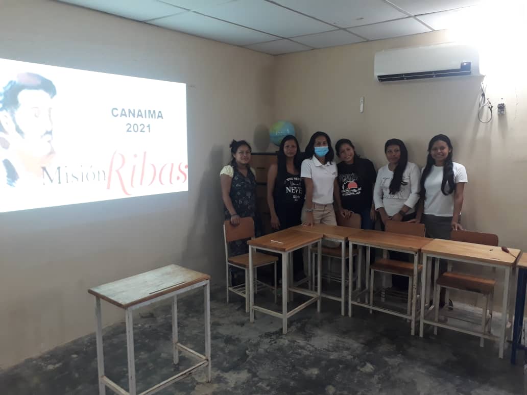 En el día #DiaInternacionalDeLaMujerIndigena nuestro Mov de Mujeres "Comandante Inés" desde la Gran Sabana, efectuaron en la E.T Comercial #ARAIWONÜ una gotita de amor y debatiendo la participación de la mujer en la política
<a href="/NicolasMaduro/">Nicolás Maduro</a>
<a href="/_LaAvanzadora/">Yelitze Santaella</a>
#RadicalesContraElVirus