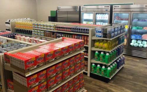 breakfree_101's tweet photo. 📰𝙀𝙭𝙩𝙧𝙖! 𝙀𝙭𝙩𝙧𝙖!📰 A school district in Texas opened a free grocery store to help disadvantaged students and the community. Students can earn points when they do good deeds. Learn more here ➡️ https://t.co/8sdtkbkIiH https://t.co/1EvShMlRh4