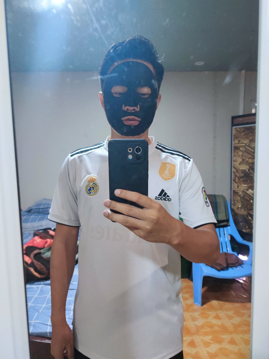 moe_garry's tweet photo. Midnight skin care 🤠🤠 https://t.co/5JPyTAy1Bh