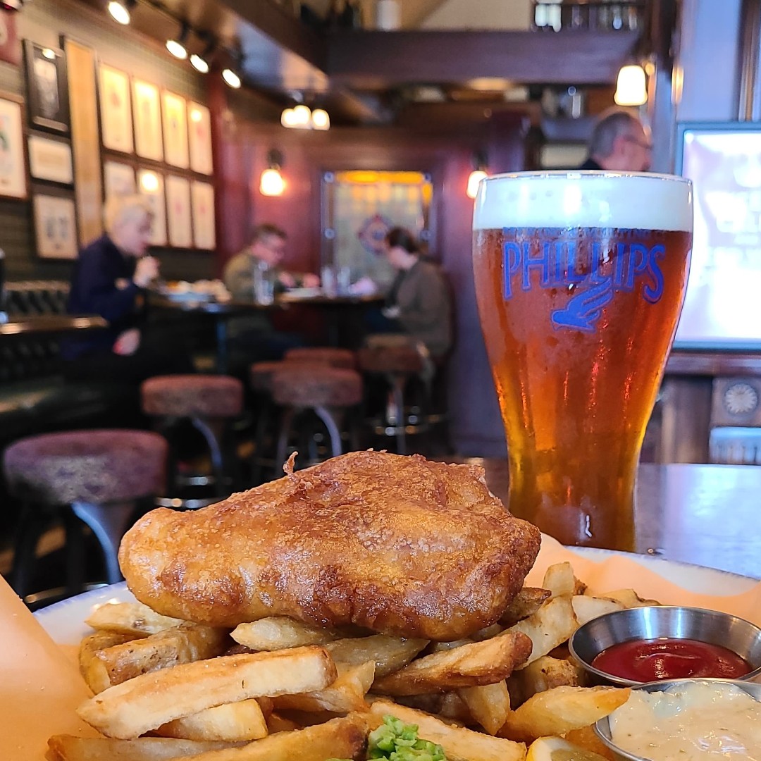 Let us do the cooking today, 2 for 1 fish and chips every Monday! Pair with a perfect pint of Robert Service Stone Fired Ale. 
#fishandchips #twoforone #yyjdeals #happyhour #beer #robertservice #ale #pennyfarthingpub