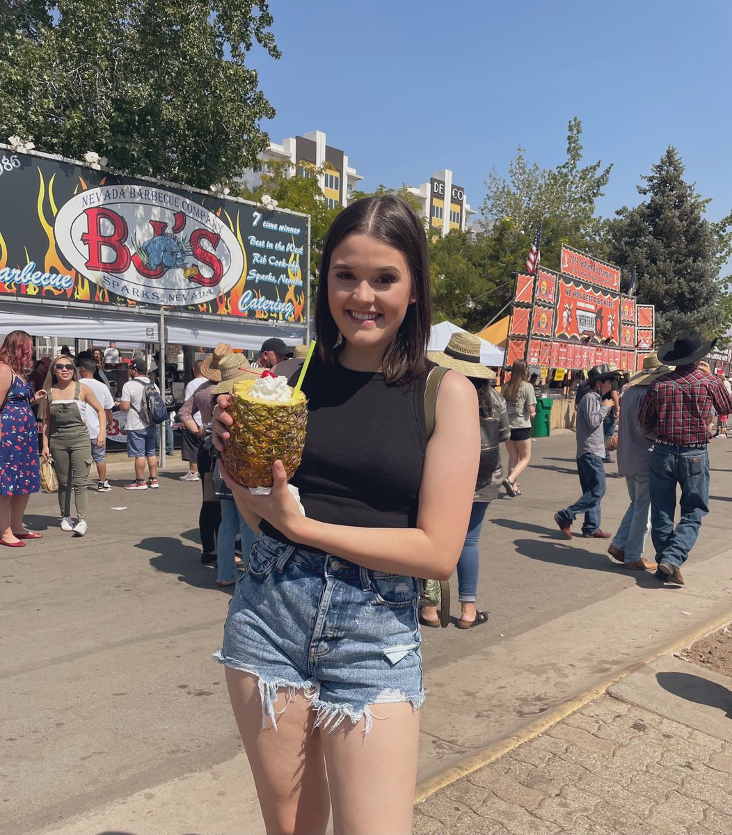 MckenaRivenes's tweet photo. Pina colada slush in a pineapple?! SAY NO MORE..🍍🥥🍒 https://t.co/Pq5SCKrldy