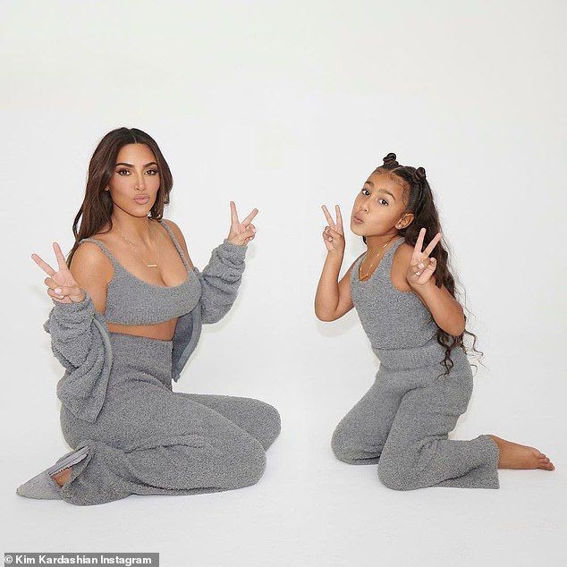 DUDUMRN's tweet photo. Fotos fofas de kim kardashian e north West https://t.co/xmYum8r6DJ