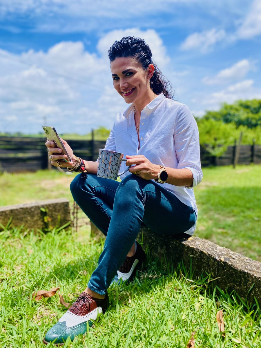 damaragomezmor's tweet photo. Buena tarde gente linda y hermosa; que Dios les bendiga, feliz inicio de semana .
Aquí ando checando redes y me encantan sus buenas vibras y comentarios, les ando respondiendo, sorry si tardo😅voy lenta pero segura 🙃🤩💋💋💋 #amodoro #sonlomejor #lunes #bendiciones https://t.co/yKb5IszgIS