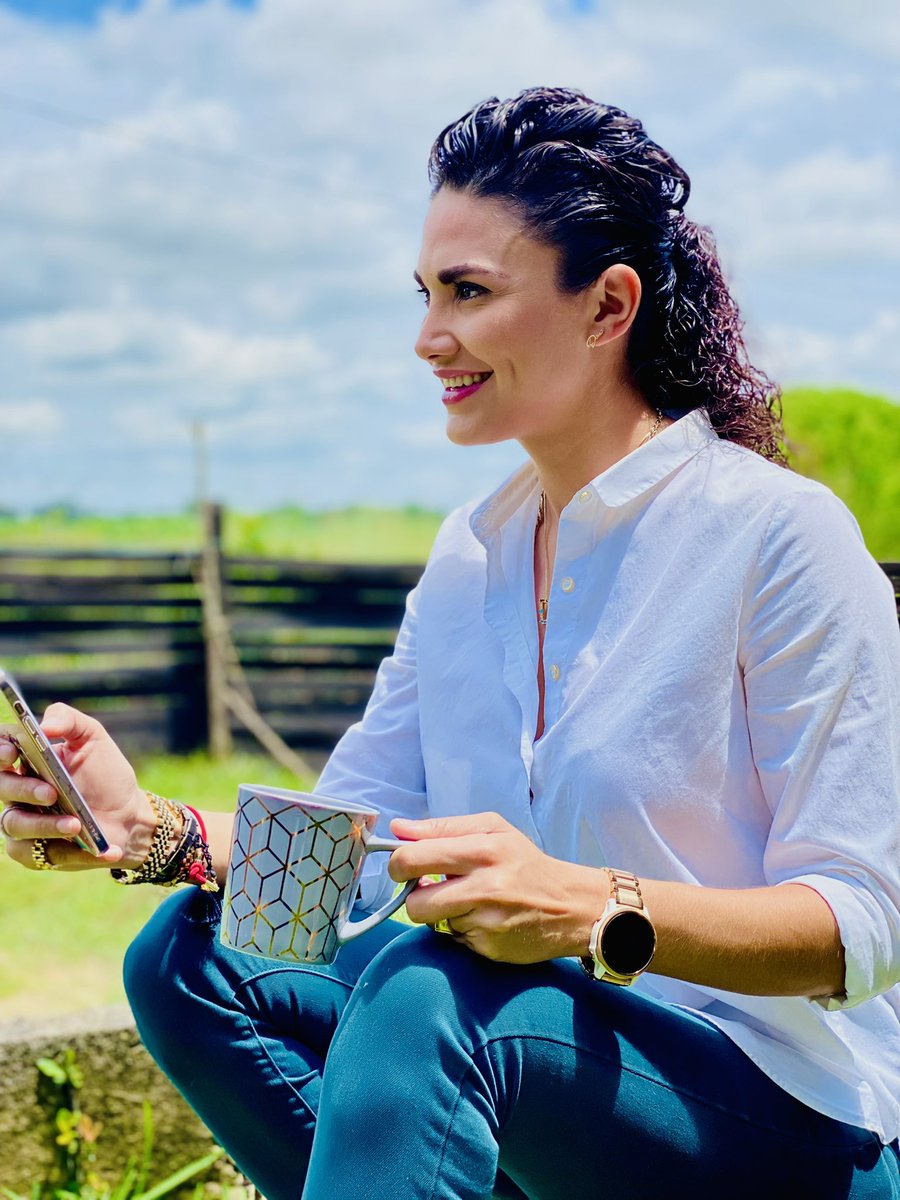 damaragomezmor's tweet photo. Buena tarde gente linda y hermosa; que Dios les bendiga, feliz inicio de semana .
Aquí ando checando redes y me encantan sus buenas vibras y comentarios, les ando respondiendo, sorry si tardo😅voy lenta pero segura 🙃🤩💋💋💋 #amodoro #sonlomejor #lunes #bendiciones https://t.co/yKb5IszgIS