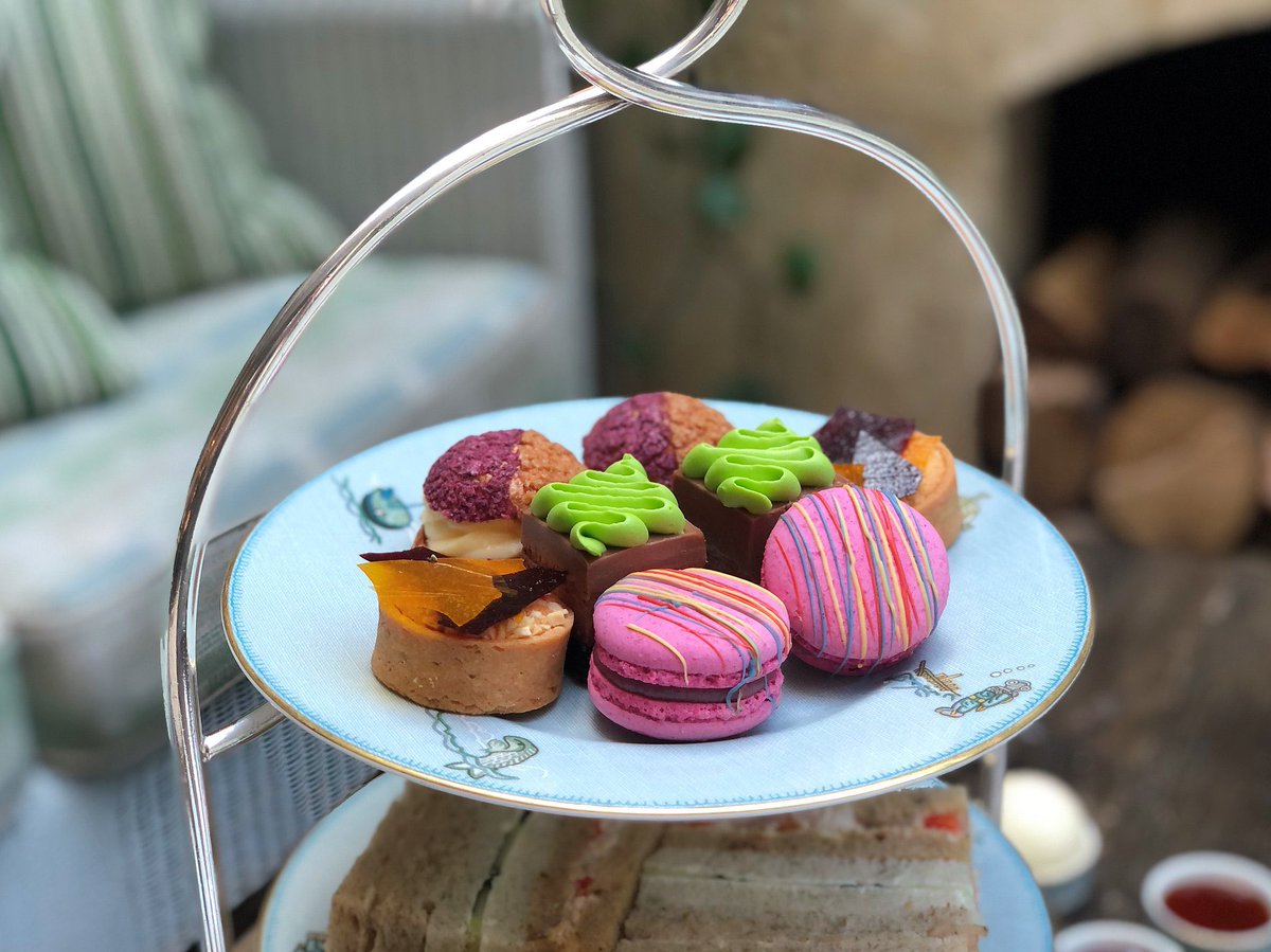 HOLBID's tweet image. In celebration of @theartofldn the @Ham_Yard Hotel has created a special Afternoon Tea.

Indulge in finger sandwiches and savouries and a mouth-watering selection of cakes, inspired by the works of art hanging on the flags over Piccadilly.
Find out more bit.ly/2YgAZIN