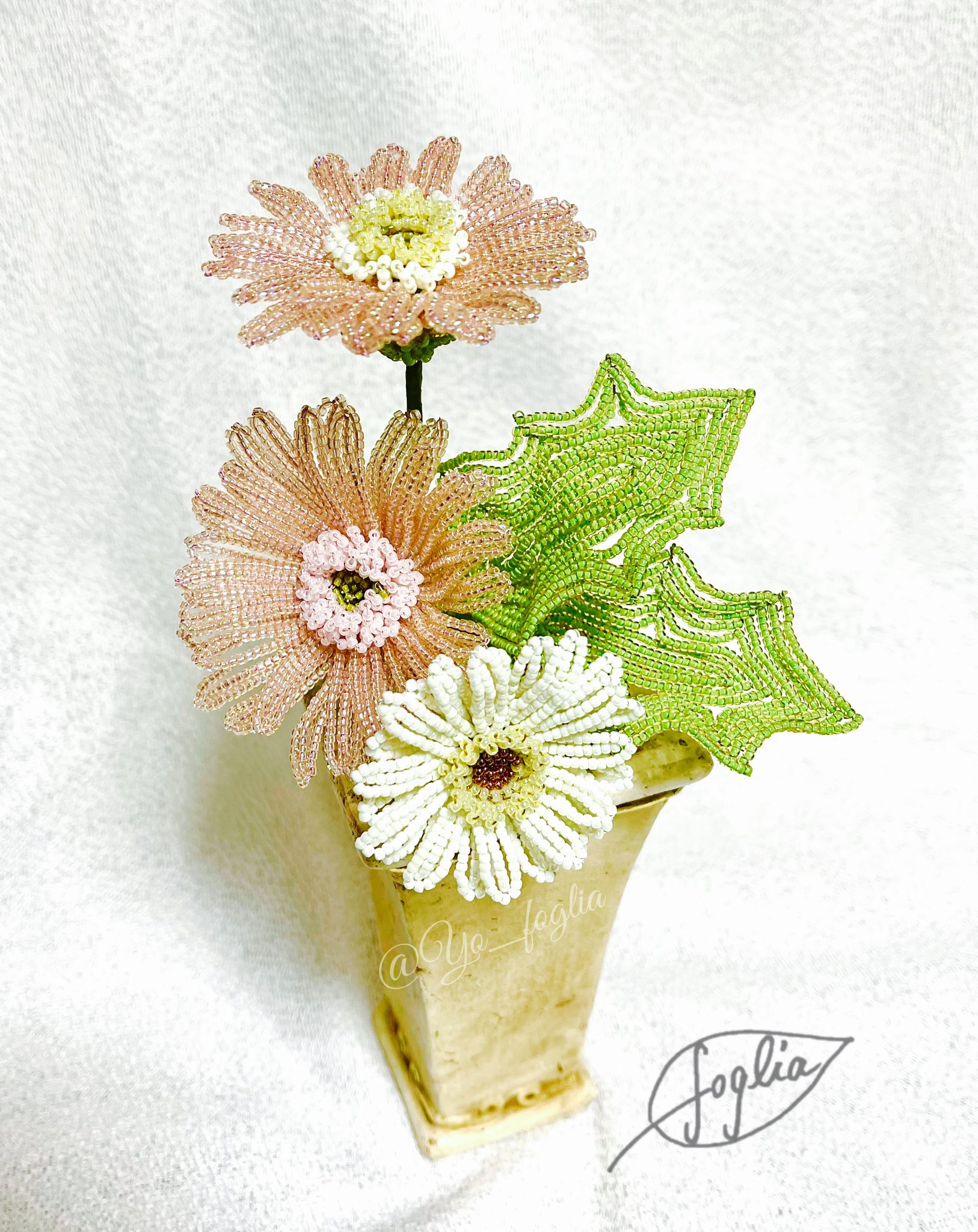 葉 ガーベラ 陽気で明るい雰囲気をもつ花 花茎だけが長く伸びて咲くスッキリとした姿が素敵です 品種改良されたミニガーベラは 花径が3cmくらいでとても可愛いです ビーズで作る時 まるで羽状に裂ける葉っぱを大切にしました ガーベラ ビーズ