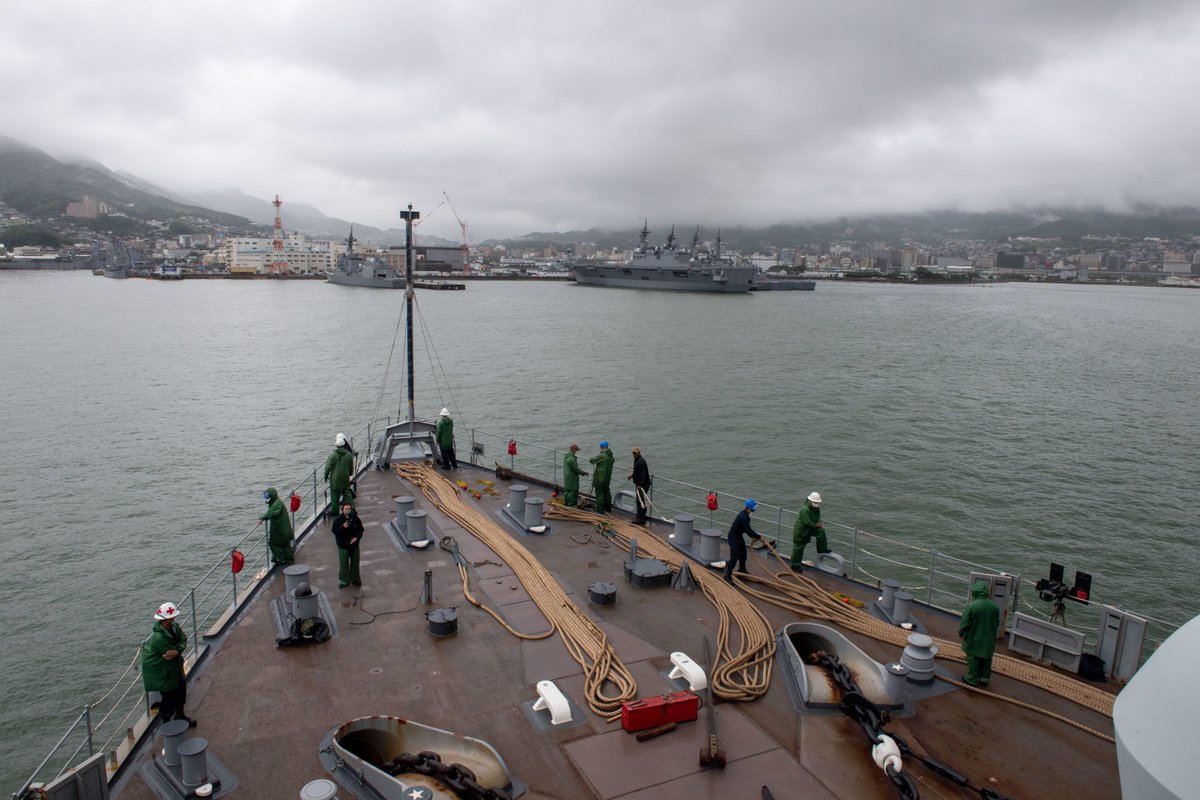 SASEBO, Japan–(Aug. 15, 2021) Sailors on USS Germantown (LSD 42) make the forecastle ready for mooring pier side in Sasebo, Japan. 
#WelcomeHome https://t.co/G6mR3NWwbk