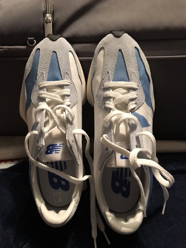 cathrynhowson's tweet photo. @ASOS wait 5 days for trainers to go away in finally arrive day before holiday to find two different sizes in the box 😡 only the chat available who recommends ordering again and wait 10 days for refund!! #asosbadcustomerservice https://t.co/AOkESDMCrk