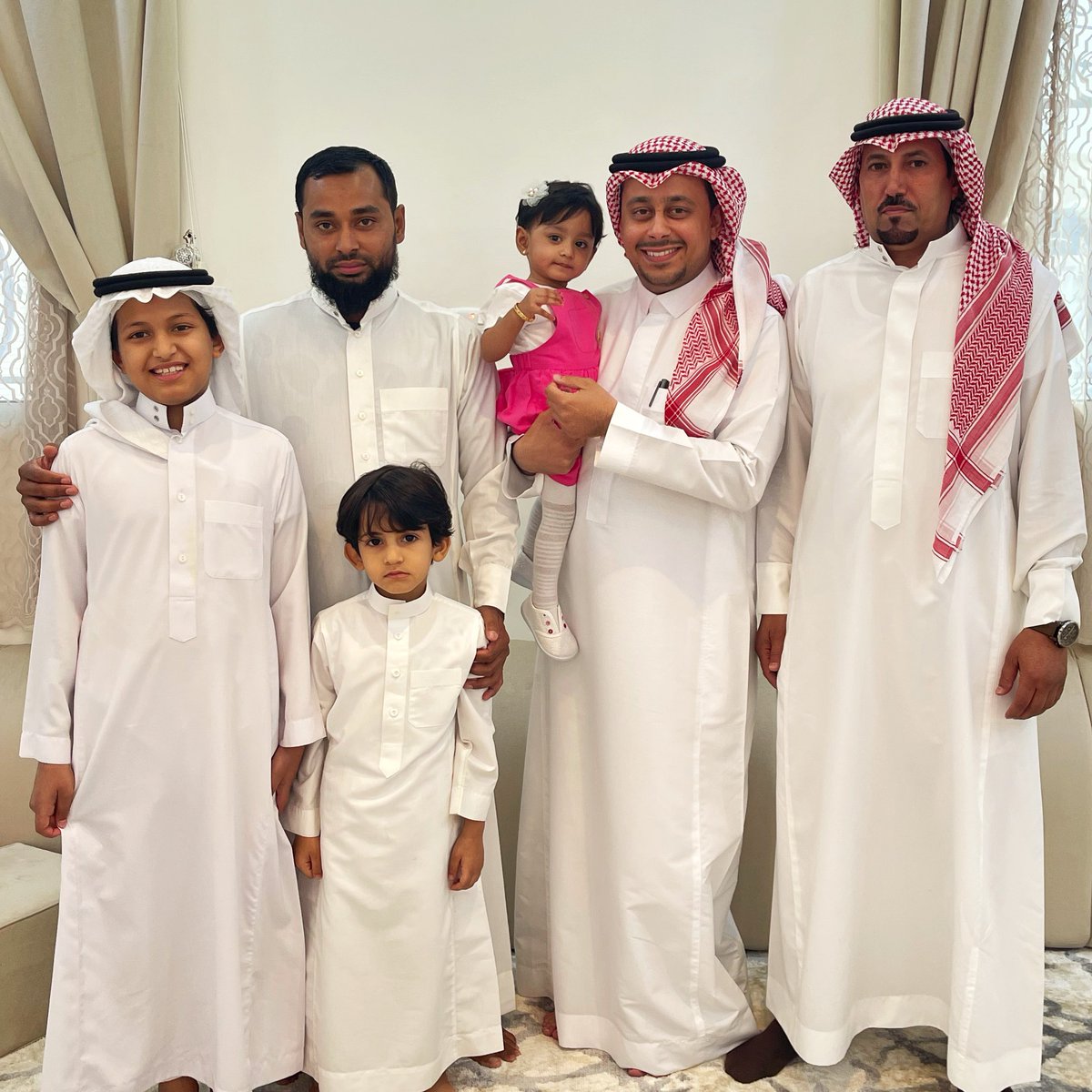 a_albrahim's tweet image. هذي الطفلة &quot;رحمة&quot; ابنة حسن البنجلاديشي، توفت أمها اثناء الولادة في مدينة #سكاكا، وتبناها عايد الشمري، وأرضعتها زوجته، وصارت أخت لأبناء عايد وطفلة لهم. 
قصة تختصر كثير من معاني الإحسان وُلدت في منزل عايد &quot;أبو سيف&quot; كتب الله أجرهم.