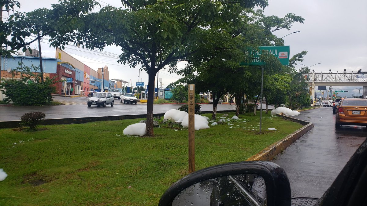 Los residuos tóxicos vertidos de  CIVAC asomándose después de las lluvias. #Jiutepec @RAFA__REYES