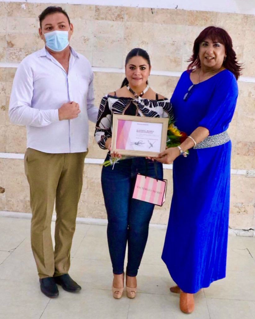 KathiaBolio's tweet photo. Muy orgullosa y agradecida de haber recibido de la AC. #YucaTRANS, Asociación Transgénero Yucatán🏳️⚧️ un reconocimiento a mis luchas sociales y legislativas dsd hace muchos años a favor de los DDHH
#LegislandoConAlma
#AmorEsAmor
❤️🧡💛💗💚💙💜
Mayor ℹ️ 👉🏼 https://t.co/CNI5d0Yh71 https://t.co/N0PZGWuTc3