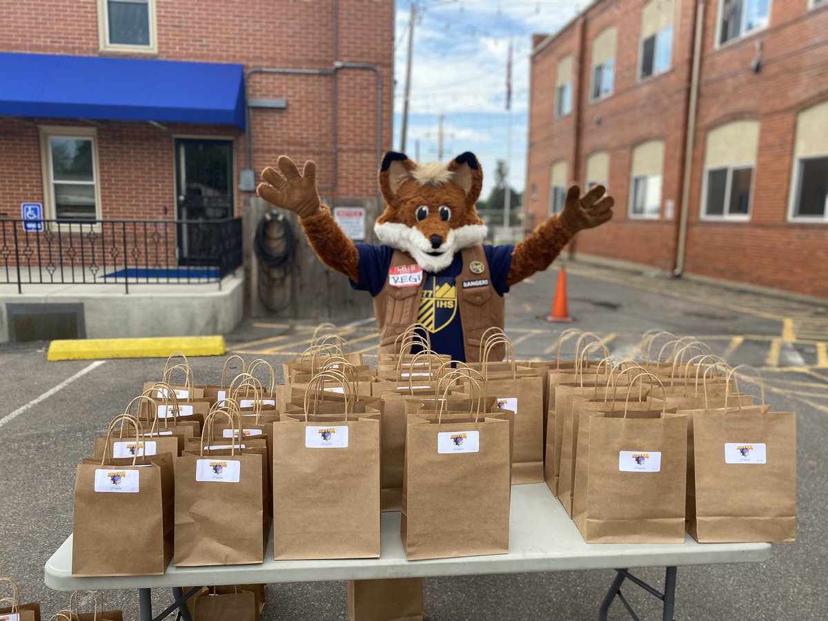 ZFDenver's tweet photo. A big thanks to @RegisUniversity and Miles for joining us at our Read A Book Day events this past week! 

#ReadABookDay #Read #EarRead https://t.co/npOyXjvA8m