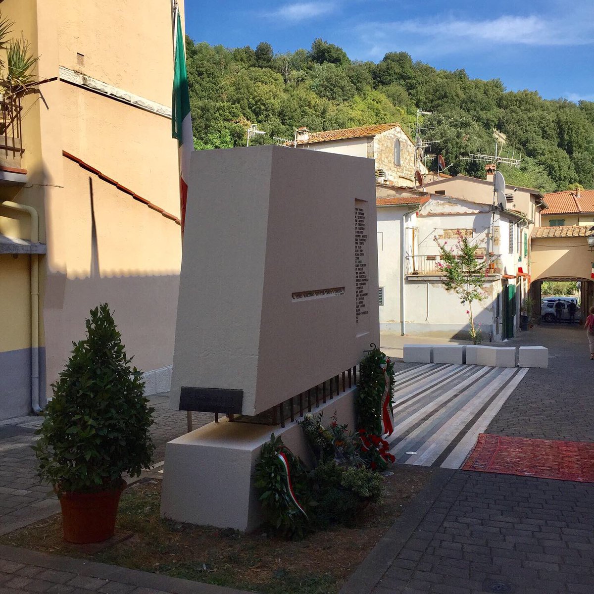 GabrieleBosi's tweet photo. Dopo essere stato danneggiato, il Monumento ai #29Martiri di #Figline è completamente restaurato, pronto per la celebrazione e il ricordo dei Martiri nel giorno della #Liberazione di #Prato.
Grazie agli uffici del #Comune che hanno realizzato l’intervento! https://t.co/V3KFfWEWiP