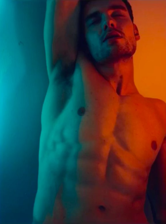 lpshirtless's tweet photo. .blue.and.red. https://t.co/y9upum0gNA