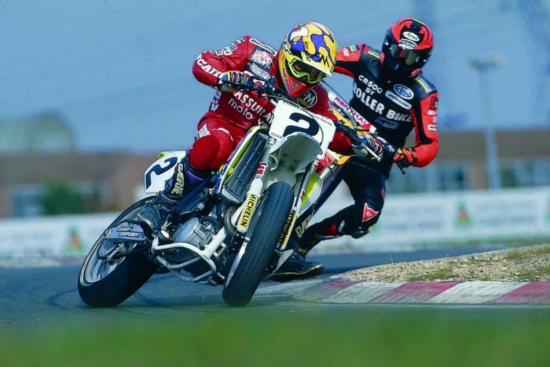 Hilo para nostálgicos. Echo en falta una competición que muchos no conocéis! Se hacia en los 90’ y se llamaba Guidon D’or. Se corría en el circuito de Carole (Paris) a finales de año. Era una carrera de Supermotard que albergaba a los mejores pilotos de todas las especialidades