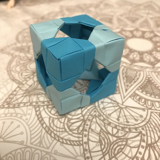 J&#039;ai pas réussi à retrouver le diagramme que j&#039;avais utilisé il y a plus de 7 ans, du coup j&#039;en ai refait<a href="/tag/paper"class="tags"><span>&#35;paper</span></a><a href="/tag/origami"class="tags"><span>&#35;origami</span></a><a href="/tag/modular"class="tags"><span>&#35;modular</span></a>