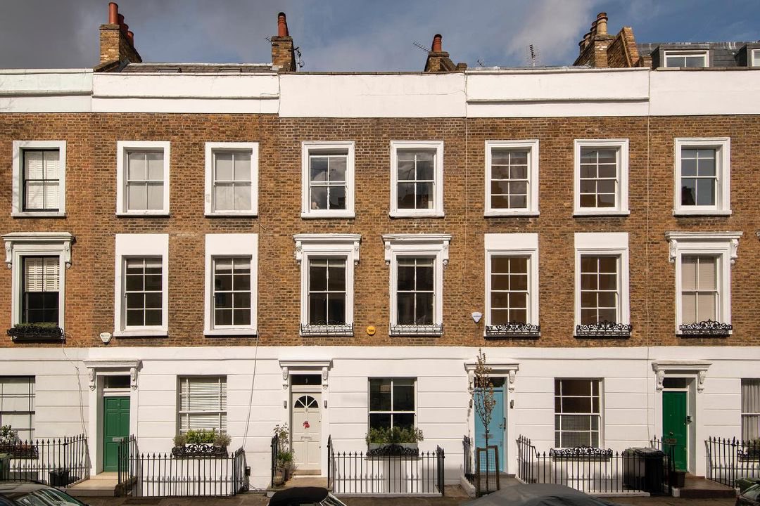 House_C0's tweet photo. Edis Street, NW1

Within a short walk of Primrose Hill Park and the amenities of Regents Park Road lies this fantastic five-bedroom townhouse. 

The charm of the Victorian era with open spaces and natural light synonymous with modern family living.  

https://t.co/9vTEmeuYr4 https://t.co/YxQaP9NXqH