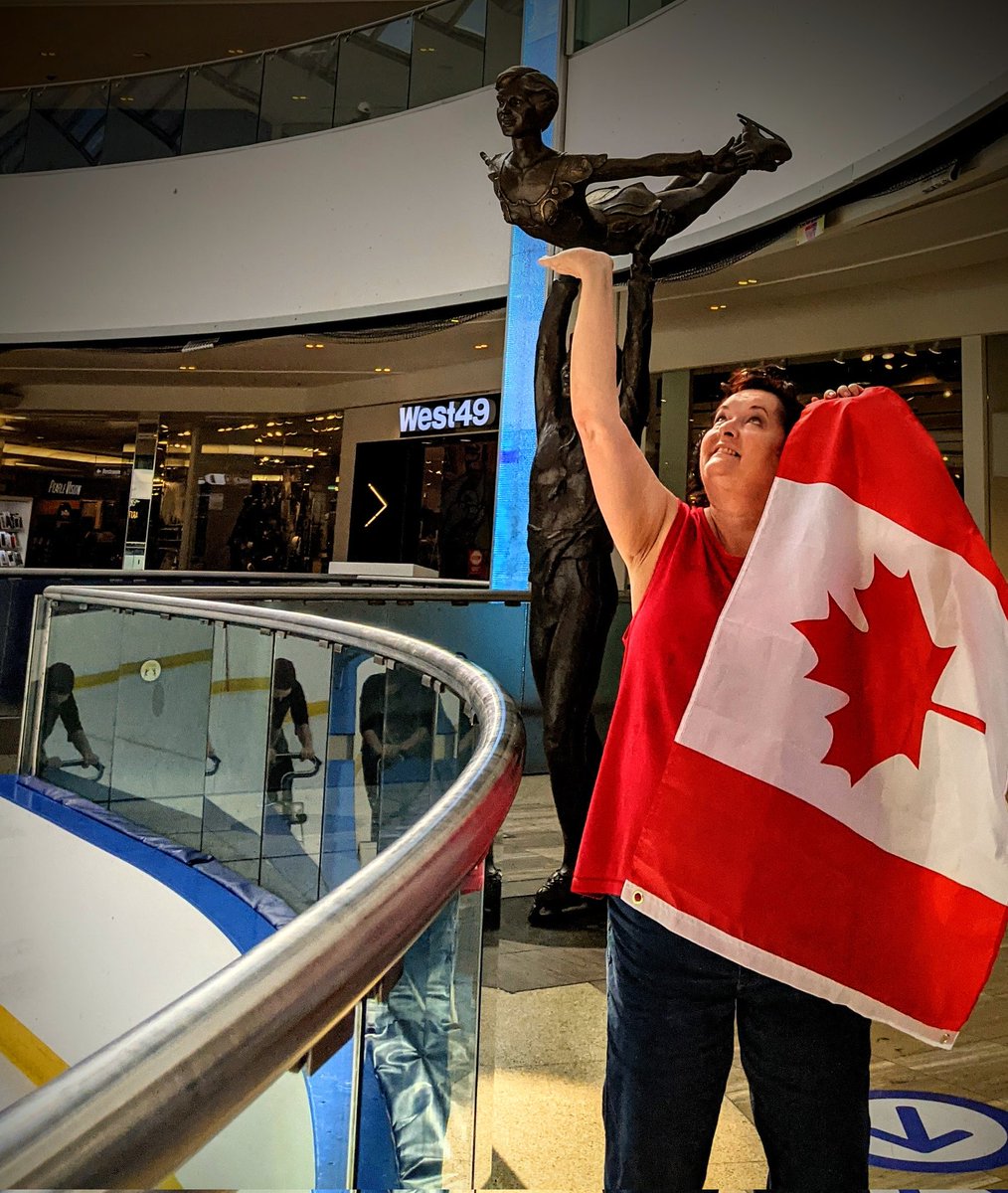 LKeindel's tweet image. I&apos;m watching from @Official_WEM!  And eating @CookiesByGeorge #crumbbag.  #goesksgo