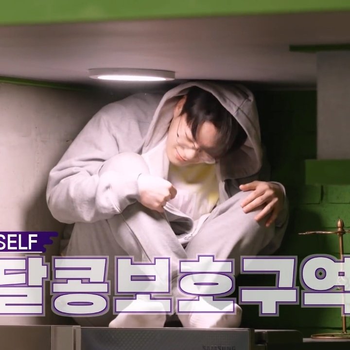 tinykkong's tweet image. still wondering on how a 1.82cm tall man was able to fit in that space