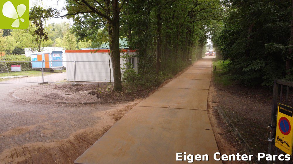 eigencenterparc's tweet image. Eindelijk, ze zijn begonnen op Center Parcs De Huttenheugte! Er komt een nieuwe koepel op de Aqua Mundo, er komt een waterplayhouse, de cottages worden gerenoveerd! Kortom er gaat heel wat veranderen, blijf ons volgen want er komen nog meer updates aan! #centerparcs #huttenheugte