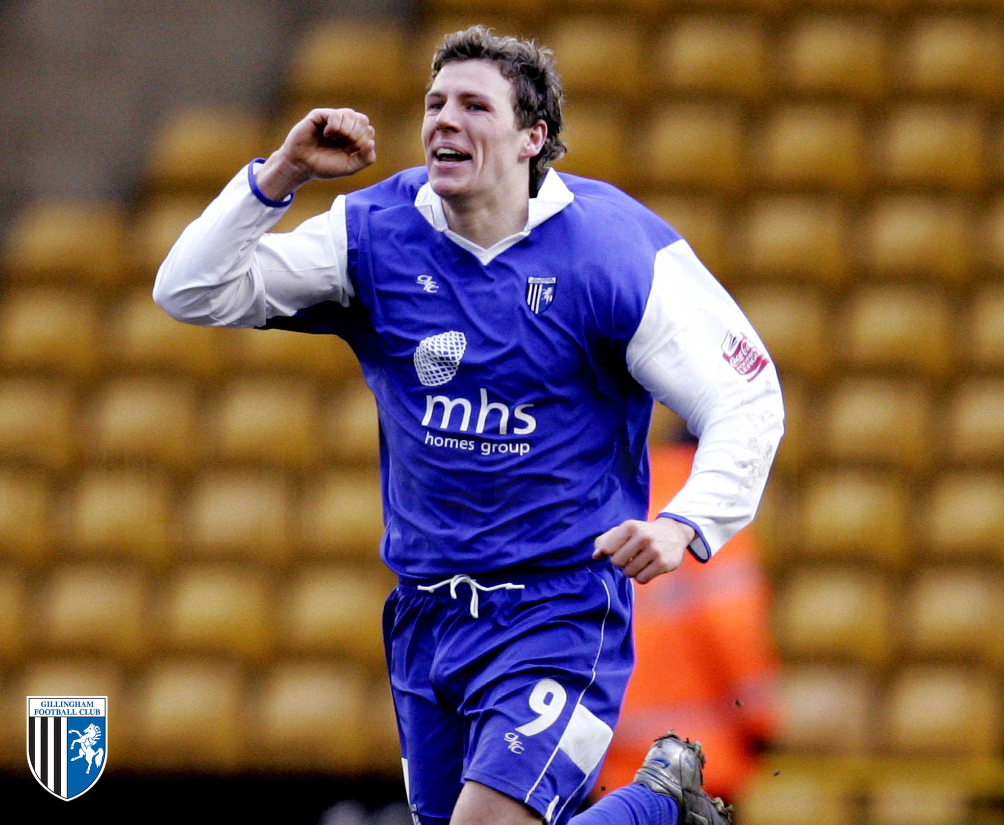  | Happy Birthday to former striker, Darius Henderson, who turns 4  0  today. 