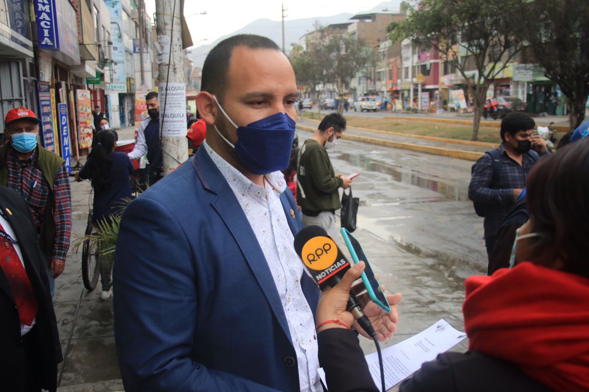 BancadaHD's tweet photo. Como parte de su labor de fiscalización nuestro Congresista y Vocero Alterno, @AlejoMunante, visitó las zonas afectadas por el aniego de aguas servidas en el distrito de San Juan de Lurigancho. 

#BancadaCeleste #RenovaciónPopular https://t.co/SszbdKlYqB