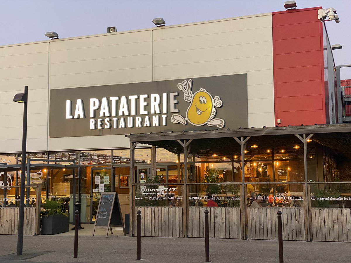🧵ok, so, we’re vacationing in France, and were looking for a place to grab some dinner this evening, and melissa found the most amazing place… <a href="/La_Pataterie/">La Pataterie</a>, a french chain  focused on potatoes as a main course. AND IT WAS AMAZING (cc <a href="/darth/">darth™</a>) 1/8