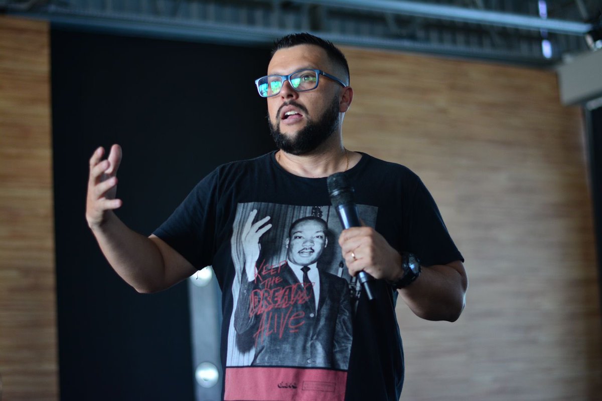 SilkJrpompeu's tweet photo. Foto do Lab de Evangelismo que ministrei na @eleveconference_ e que estava exatamente na mesma posição que @marthinlutherking na foto em minha camiseta da @useeleve com a frase “Keep The dream Alive! “.
Gerações diferentes “Mantendo o sonho vivo! “
Esse é nosso chamado! #icsjc https://t.co/9UTz5PgNMA