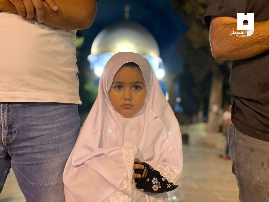 IFyou_611's tweet photo. 🇵🇸 Menunaikan shalat Maghrib di pelataran Masjid Al-Aqsha beberapa jam yang lalu. 🤍🤍🤍

Ma Shaa Allah ... gadis kecil ini sangat serius dan sangat cantik. 💕🌹😘

#SaveAqsha
#FreePalestine ❤🇵🇸 https://t.co/NTVbMflhv0
