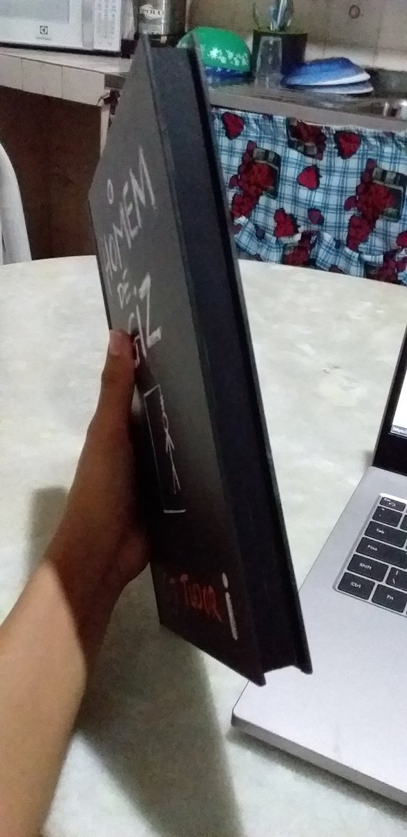 LiteraAgnes's tweet photo. hoje meu irmão de 5 anos ganhou 100 reais, aí ele foi comprar um carrinho pra ele, quando chegou em casa veio todo alegre me dizer que comprou um presente pra mim, e aqui está: https://t.co/zsddsM0lxC